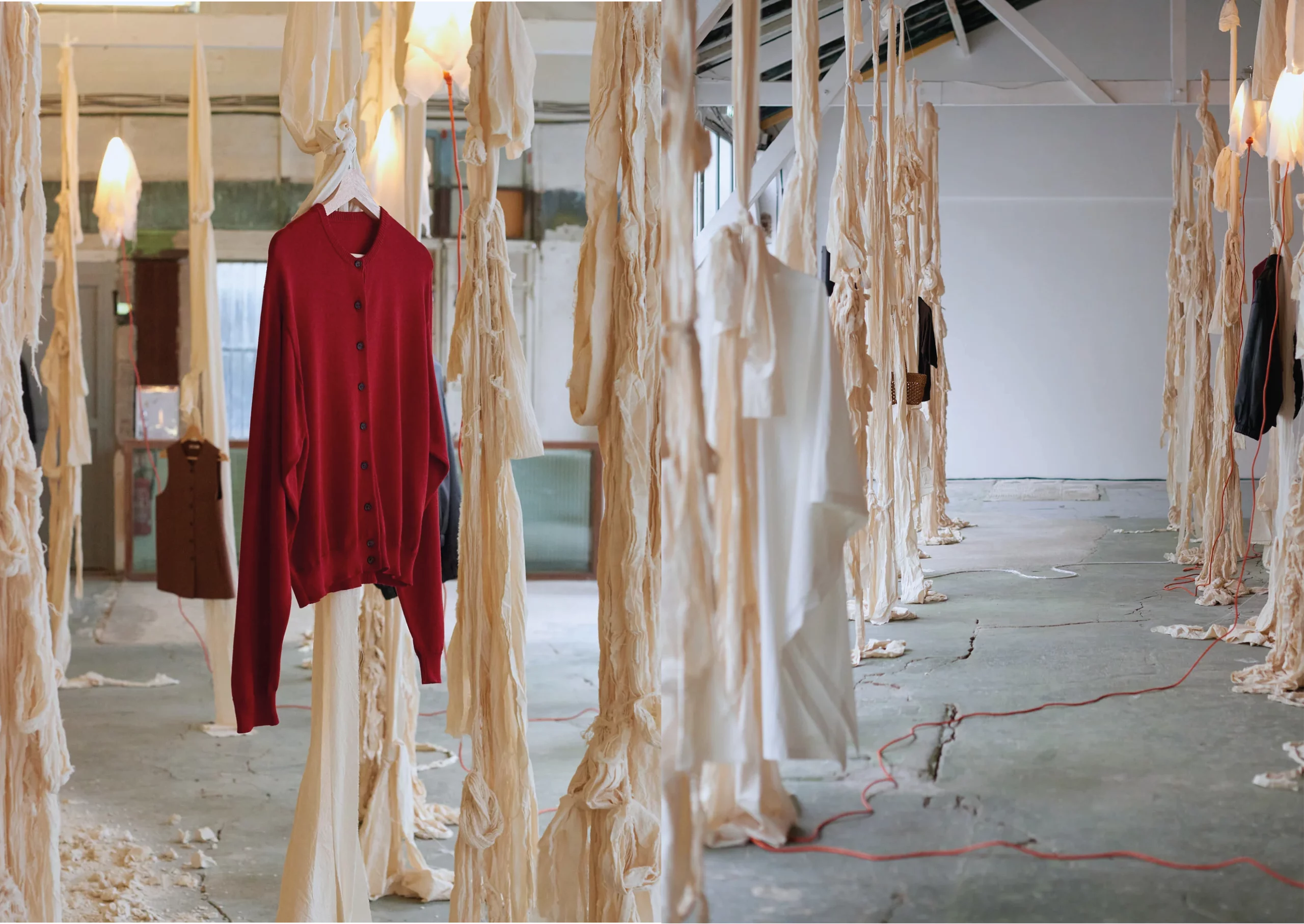 Ropa colgada en un espacio artístico.